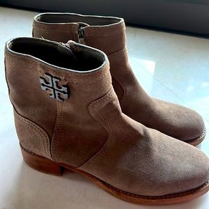 Nice and classic Tory Burch boots. Almost new.
